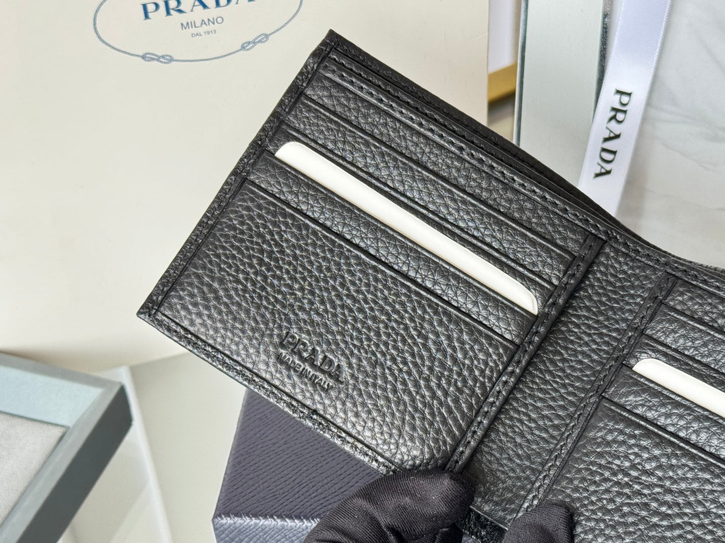 Pra 2M0513 Logo-Stamp Wallet 11cm Black lychee-grained cowhide